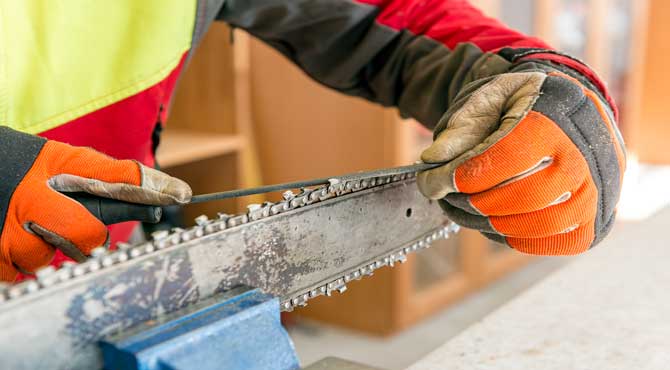 How-to-sharpen-a-chainsaw with a grinder