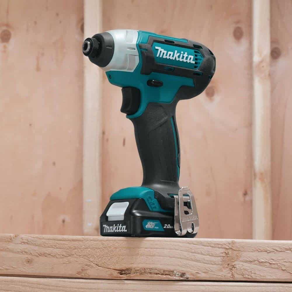 Meilleur tournevis à percussion 12v léger - Makita DT03R1 12V Max CXT debout