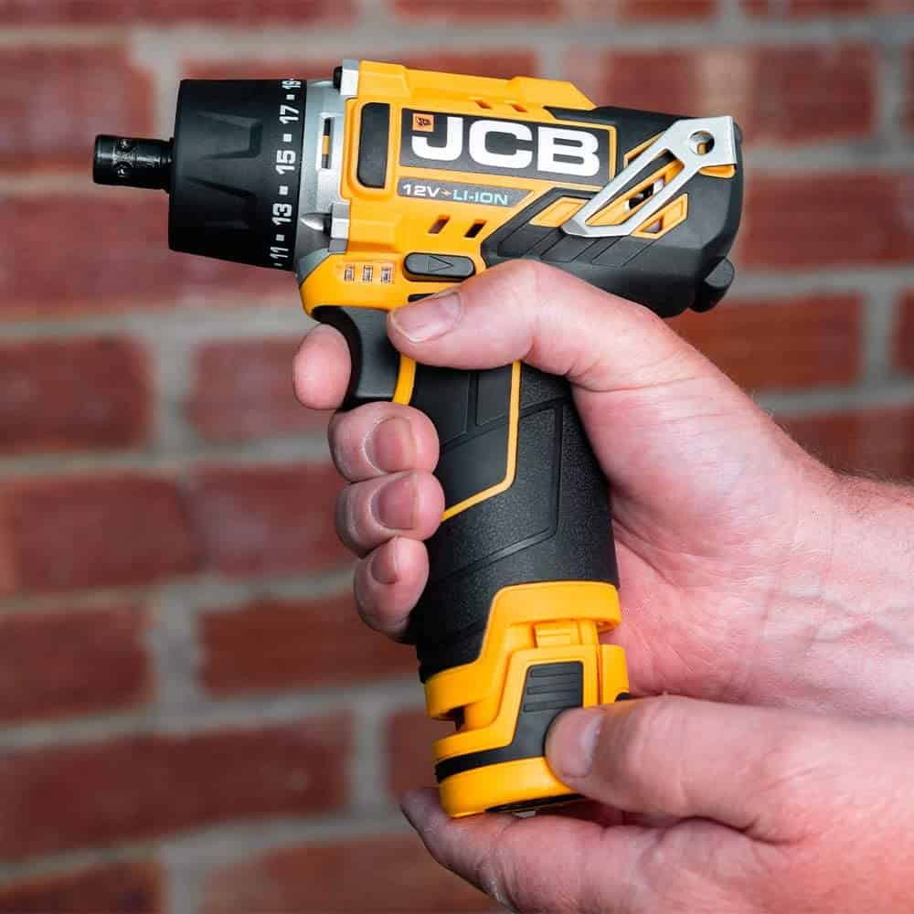 Beste slagschroevendraaier voor thuisgebruik - JCB Tools 12V Power Tool Kit in de hand