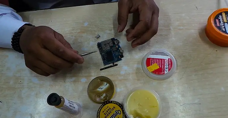 Different-Types-of-Flux-in-Electronic-Soldering