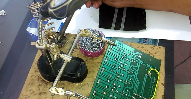 How-to-Clean-Soldering-Iron-with-Flux
