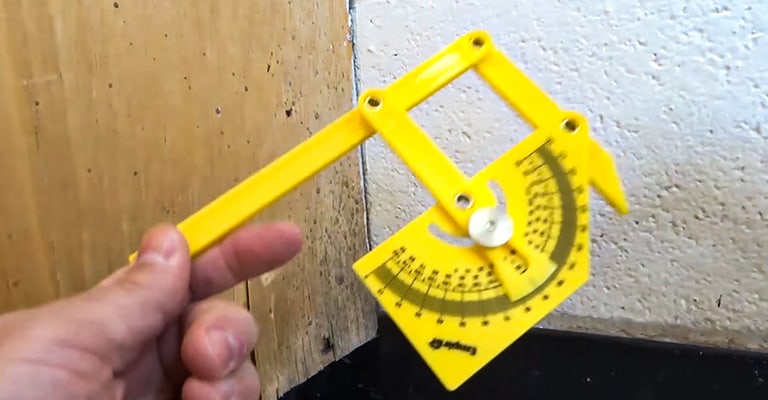 How-to-Measure-an-Inside-Corner-with-a-General-Angle-Finder