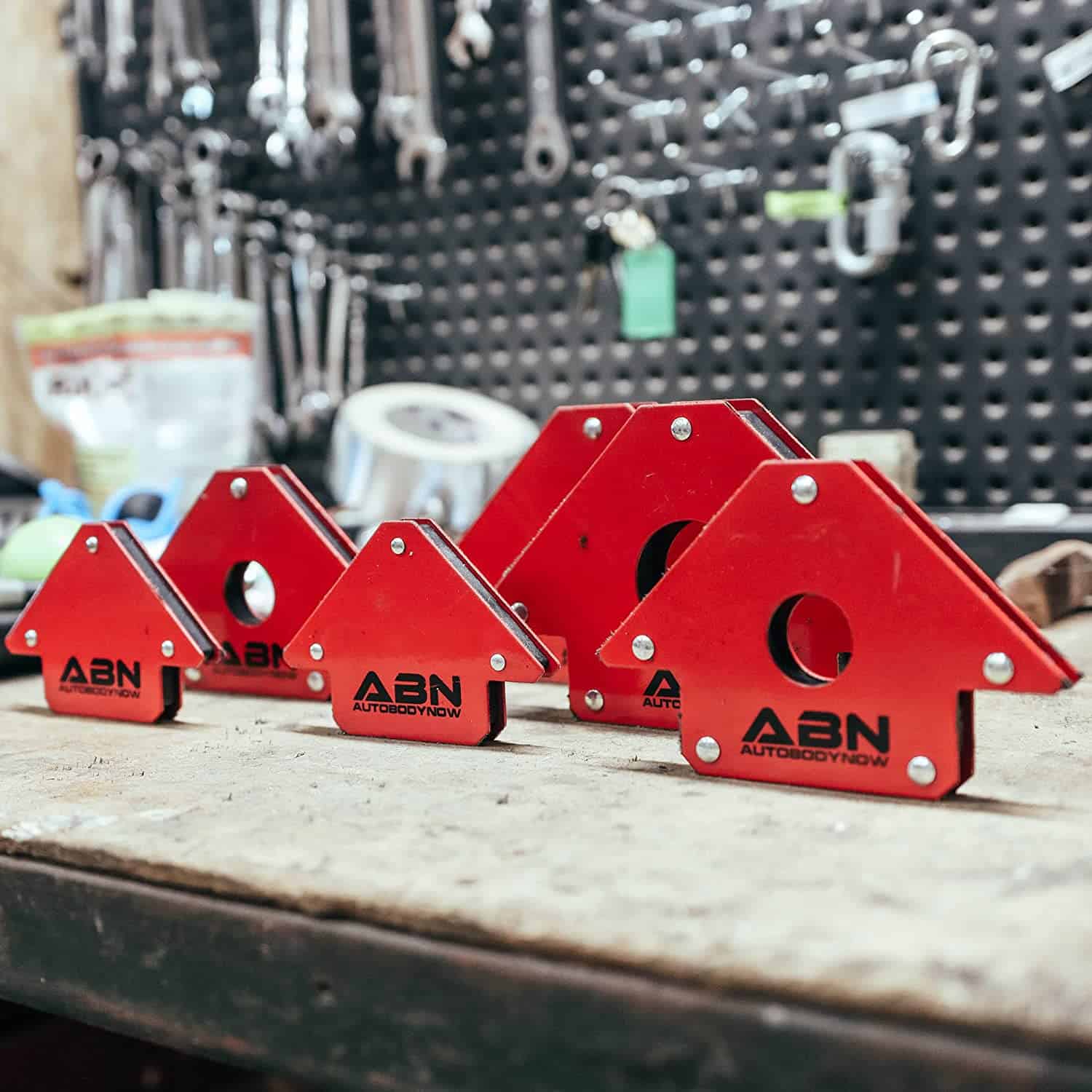 Beste pijlvormige lasmagneet - ABN Arrow Welding Magnet set op werkbank