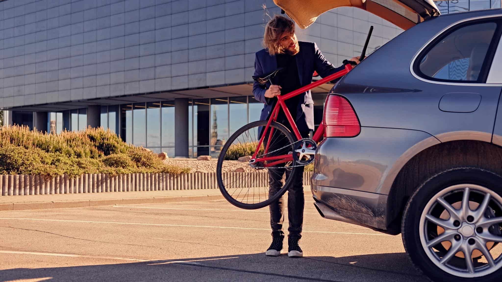 Fiets gestald in kofferbak van auto