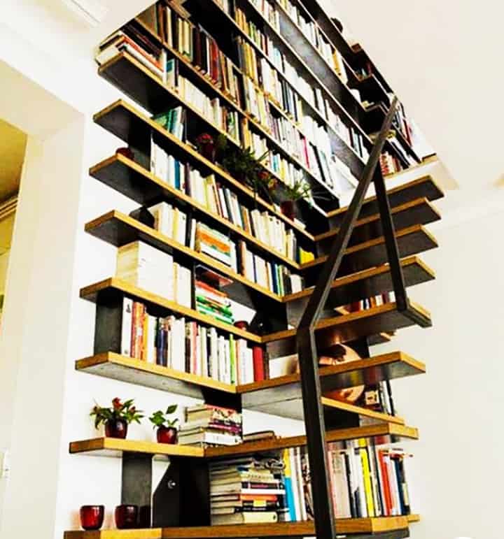 Boekenplank met een trap om te bereiken
