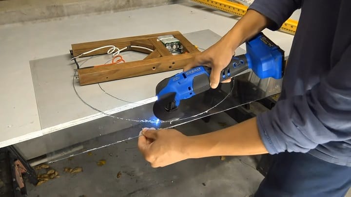 Découpe de plexiglas sur scie circulaire à table