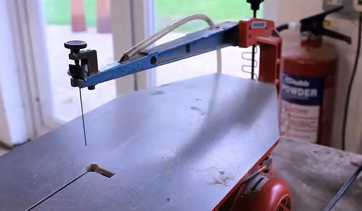 How-To-Install-Plain-End-Scroll-Saw-Blades-FI