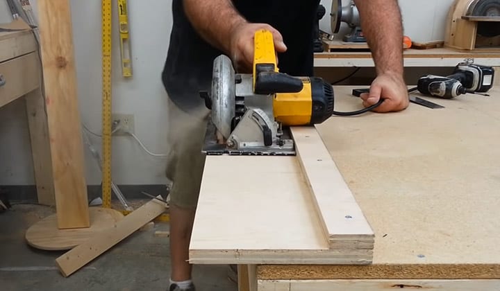 How-To-Rip-Narrow-Boards-With-A-Circular-Saw