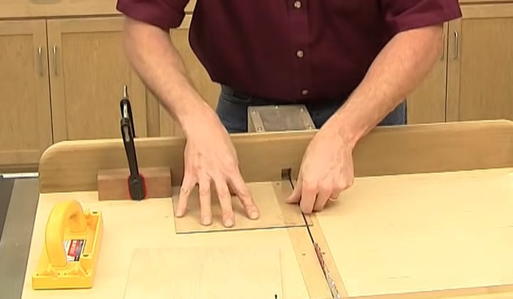 How-to-Cắt-Plexiglass-on-a-Table-Saw