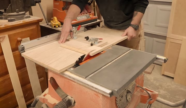 Yadda-ake-Yanke-Taper-kan-A-Table-Saw