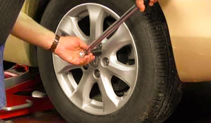 How-Tighten-Tighten-Lug-Nuts-Without-a-Torque-Wrench-1