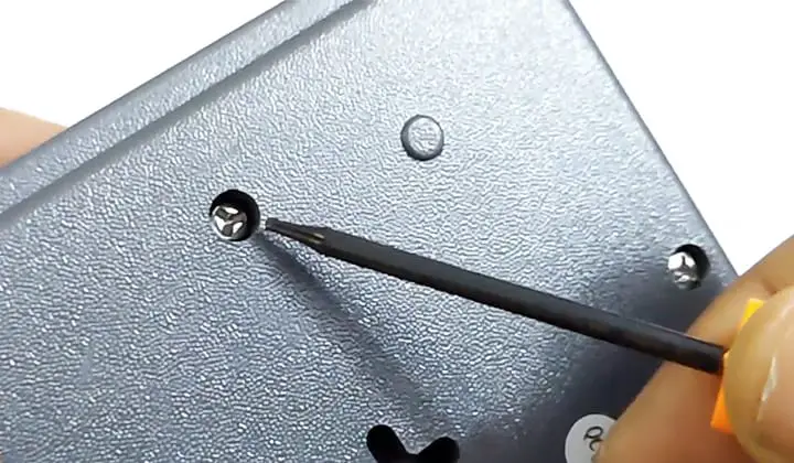 How-to-use-a-torx-screwdriver
