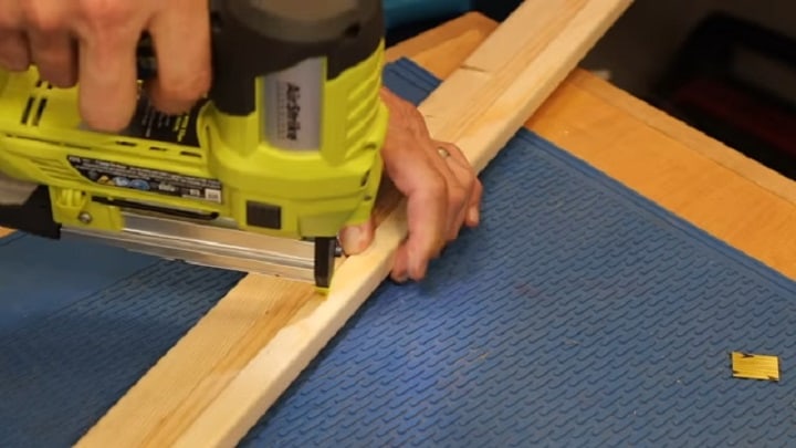 Pin Nailer benotzt op Holzplank