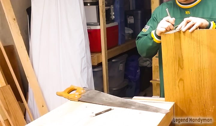 Ripping-a-Board-with-Handsaw1