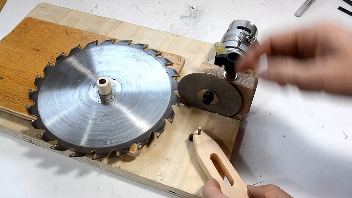 Sharpening table saw blade