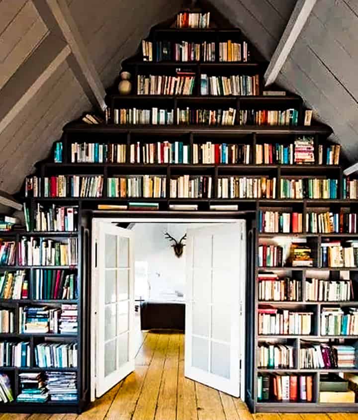 De boekenplank in de hoek van vloer tot plafond