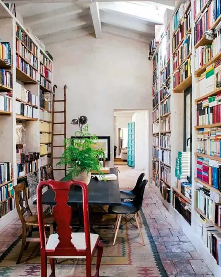 De hellende boekenplank van vloer tot plafond
