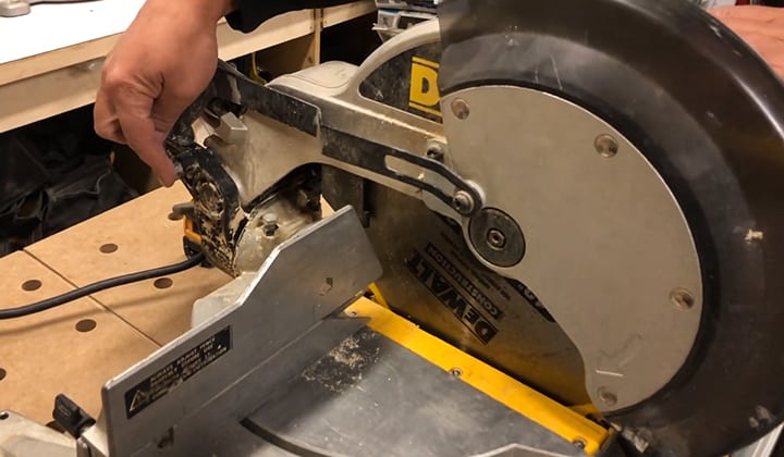 Šta-Je-A-Single-Bevel-Miter-Saw