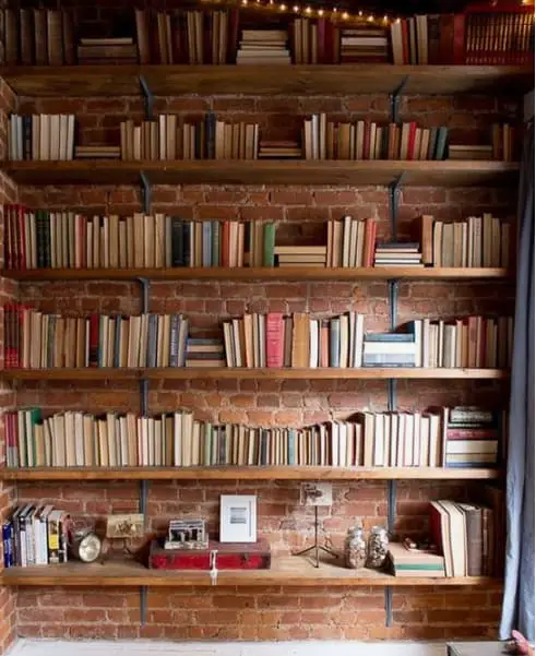 boekenplank van vloer tot plafond