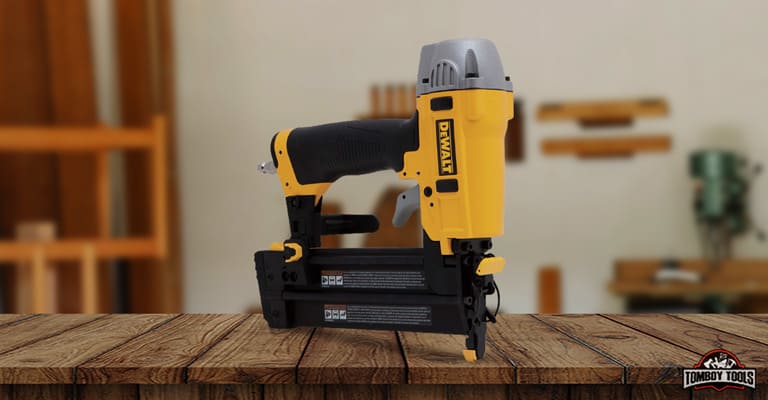 DEWALT 공압식 18게이지 공압식 브래드 네일러 키트