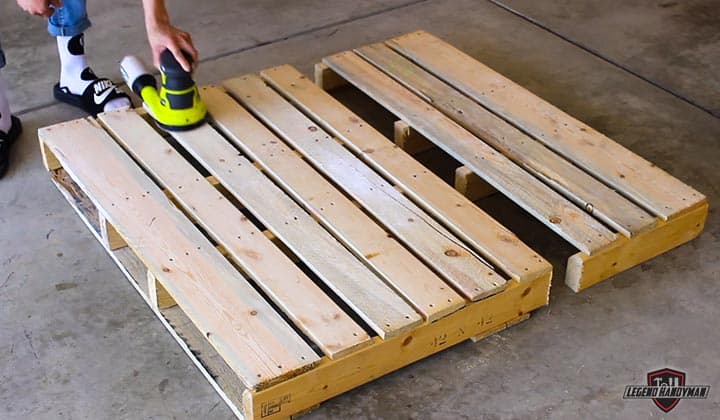 me pehea te hanga-DIY-Rolling-Pallet-Dog-Bed