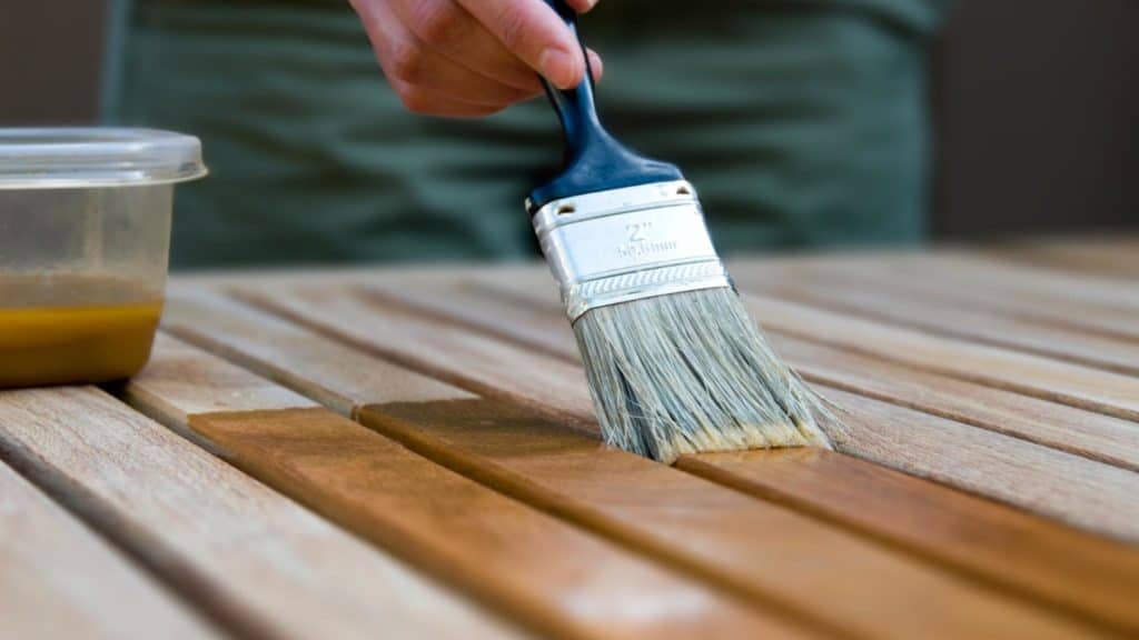 Beits aanbrengen op hout