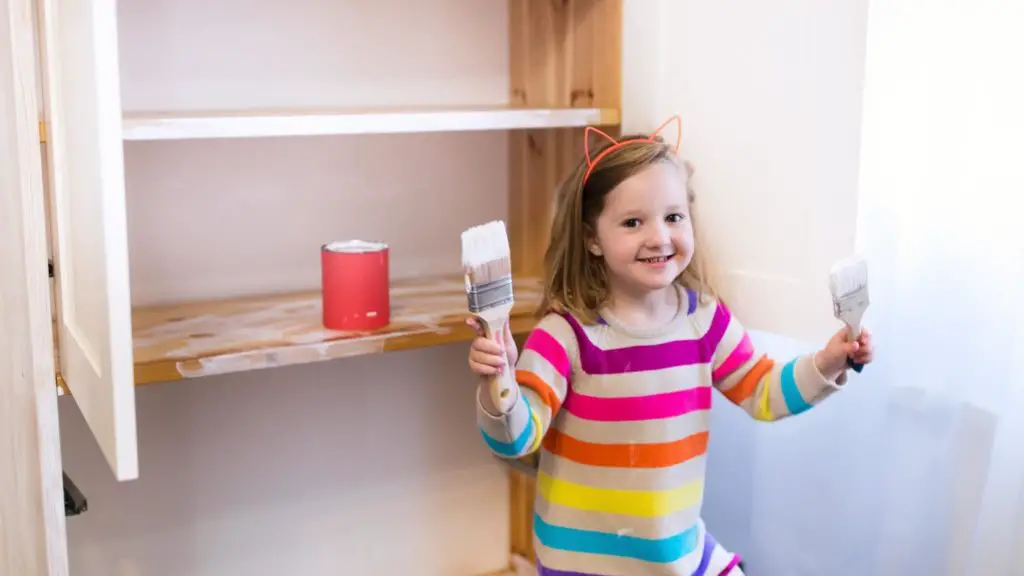 Hoe een grenen houten kast te schilderen?