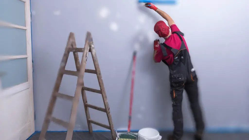 Hoe de muur klaar te maken voor schilderen?